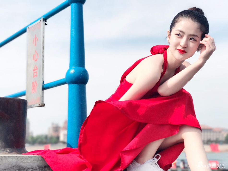 中国内地美女演员梦秦海边拍摄写真