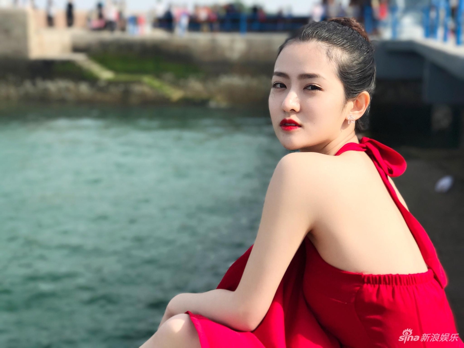 中国内地美女演员梦秦海边拍摄写真