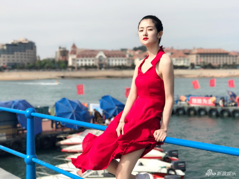 中国内地美女演员梦秦海边拍摄写真