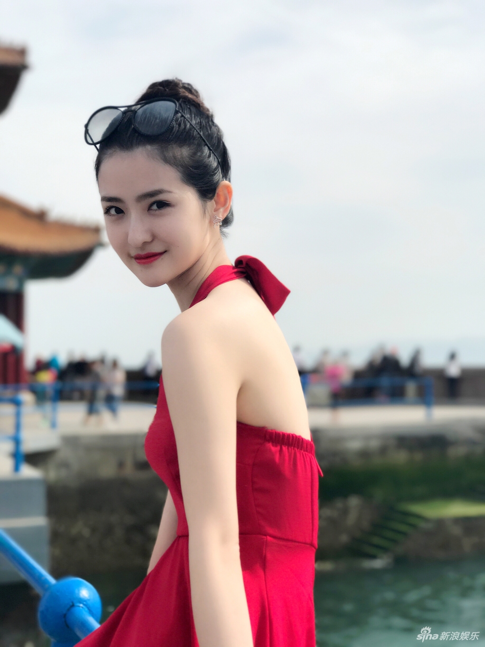 中国内地美女演员梦秦海边拍摄写真