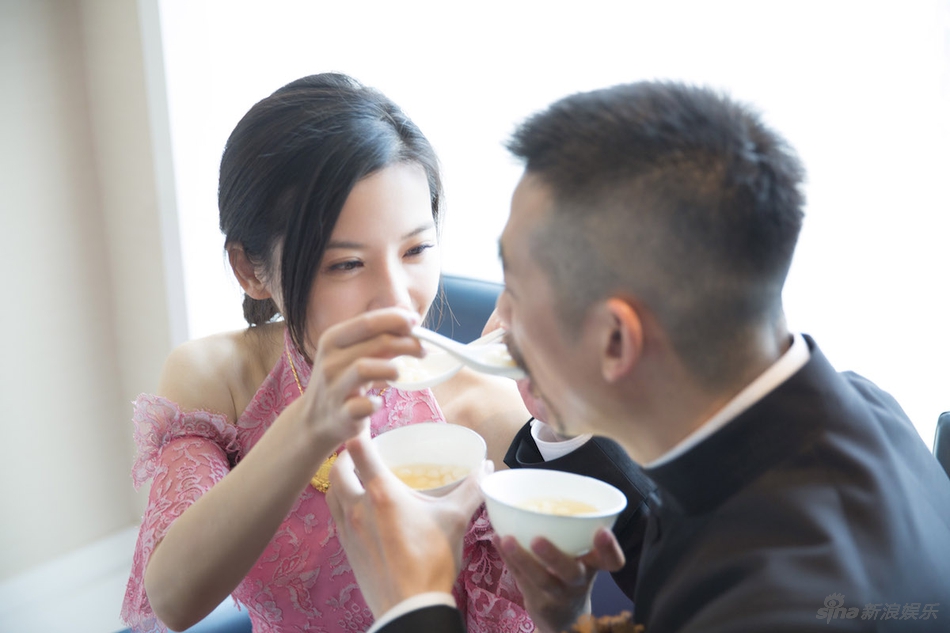 杨子姗出嫁吴中天低调迎亲 粉色中式礼服俏美十足 娱乐八卦 图3