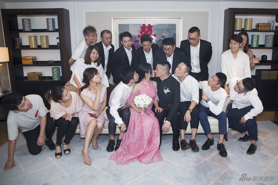 杨子姗出嫁吴中天低调迎亲 粉色中式礼服俏美十足 娱乐八卦 图1