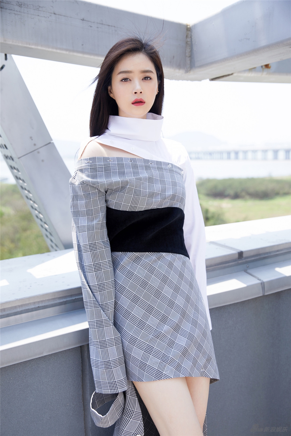 蒋欣最新写真曝光 半露美肩点亮夏季清凉风 视觉美图 图2