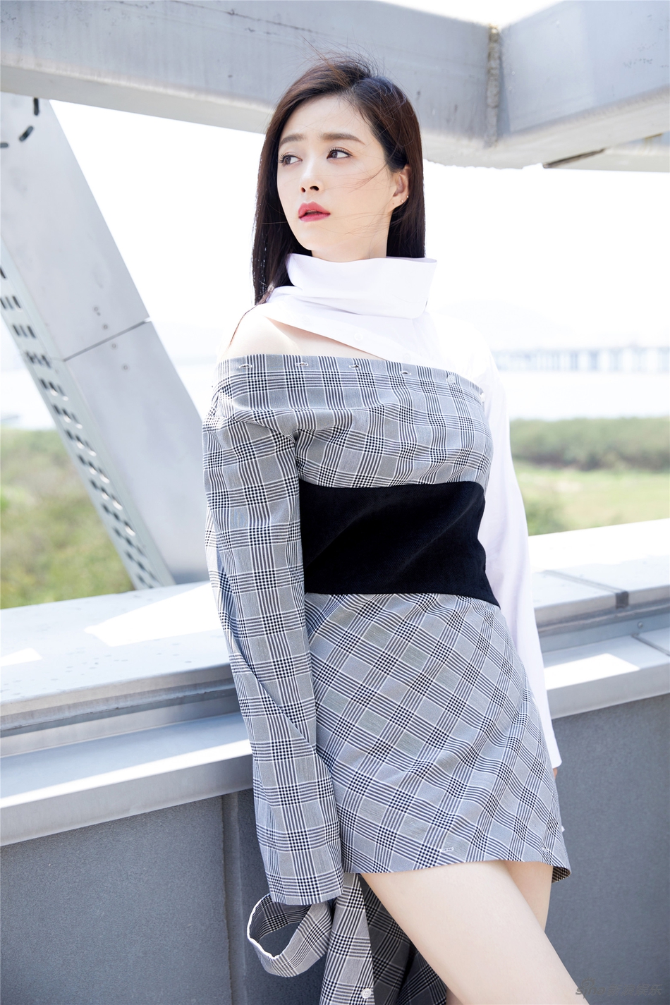 蒋欣最新写真曝光 半露美肩点亮夏季清凉风 视觉美图 图1