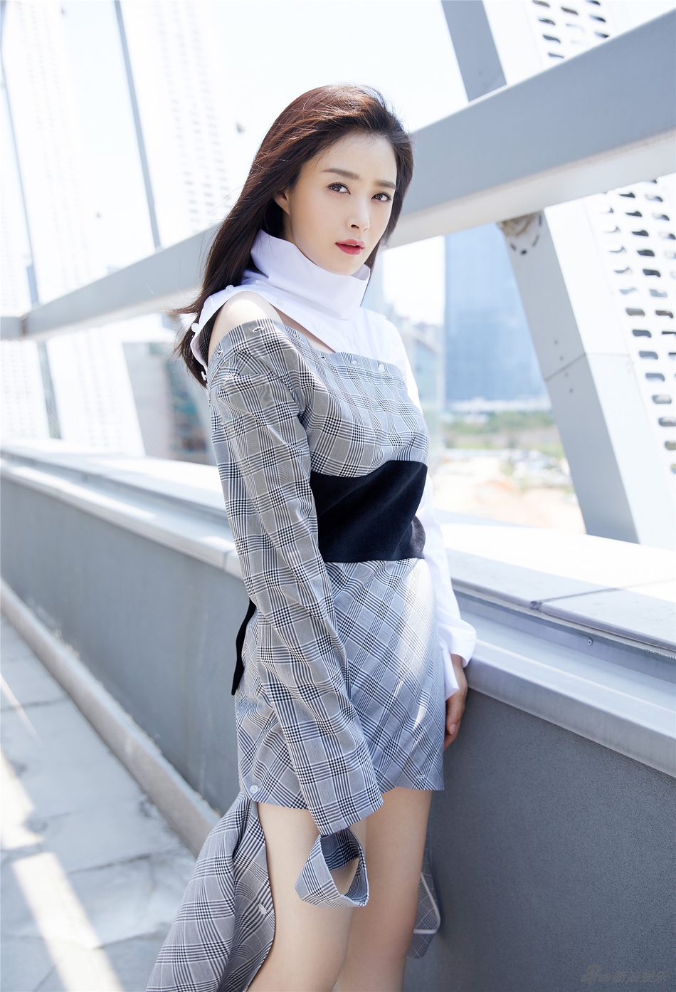 蒋欣最新写真曝光 半露美肩点亮夏季清凉风 视觉美图 图3