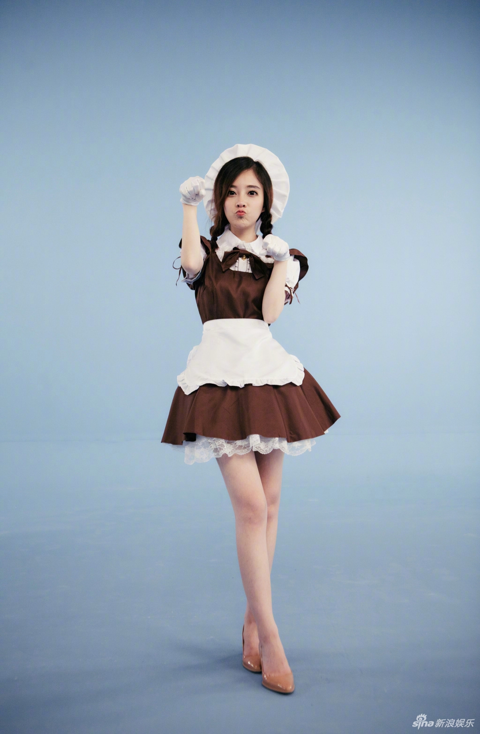组图:美女主播冯提莫变清纯女仆 小露香肩雪肤抢镜
