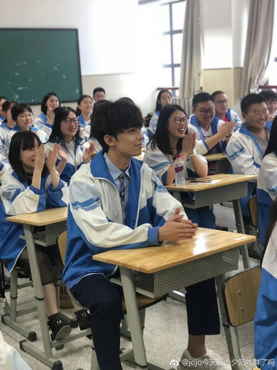 组图:吴磊回高中参加毕业典礼 穿校服现身青春