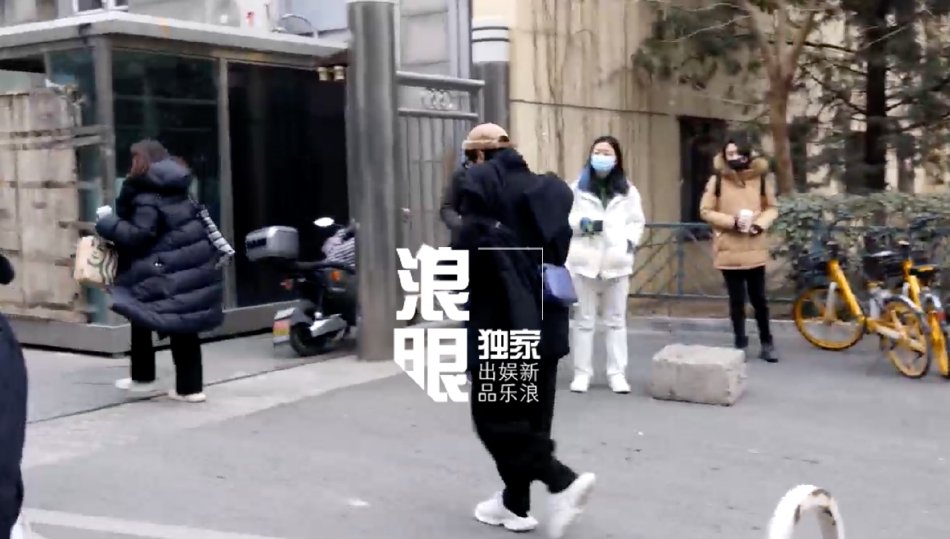 组图：2022央视春晚第一次联排 李宇春王源朱一龙等寒风中现身_19