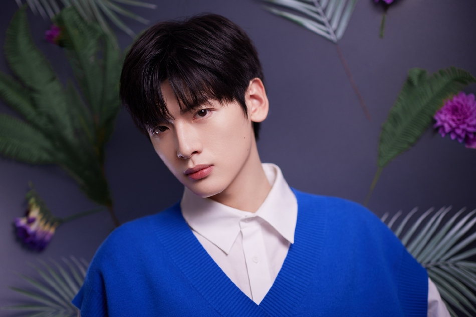 组图:翟潇闻花卉春日大片释出宝蓝色针织马甲配衬衫校园气十足