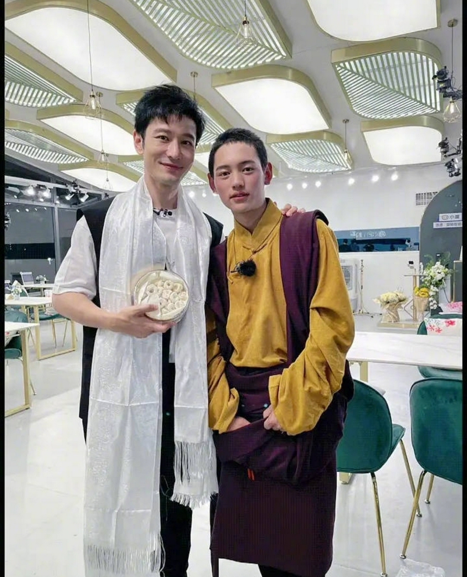 组图 丁真与弟弟平措尼玛录制中餐厅 与宁静黄晓明等同框不怯场