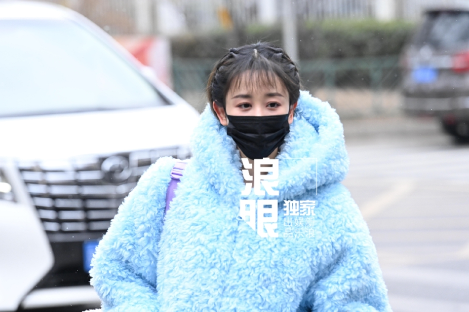 组图：2022央视春晚第一次联排 李宇春王源朱一龙等寒风中现身_36