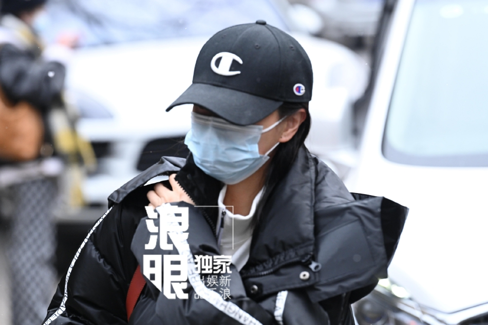组图：2022央视春晚第一次联排 李宇春王源朱一龙等寒风中现身_32