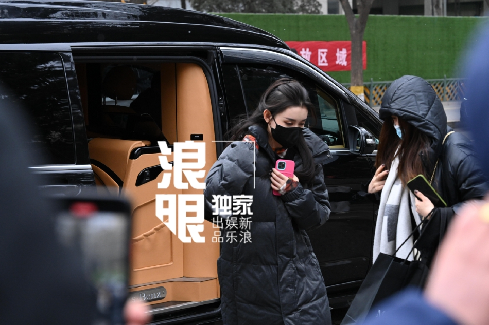 组图：2022央视春晚第一次联排 李宇春王源朱一龙等寒风中现身_37