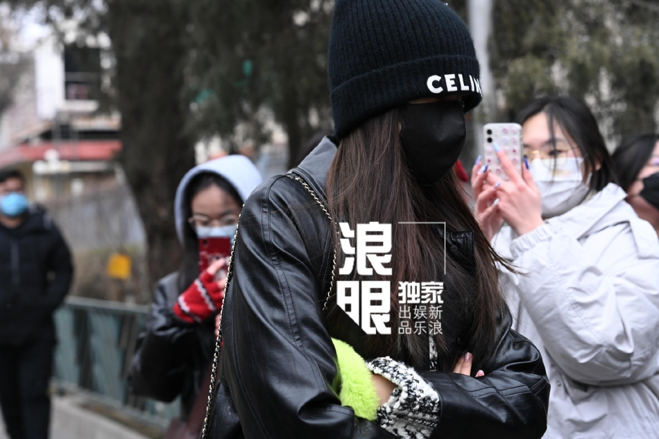组图：2022央视春晚第一次联排 李宇春王源朱一龙等寒风中现身_33
