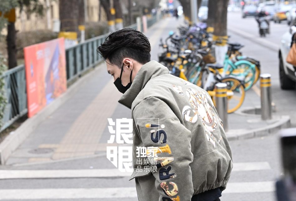 组图：2022央视春晚第一次联排 李宇春王源朱一龙等寒风中现身_9