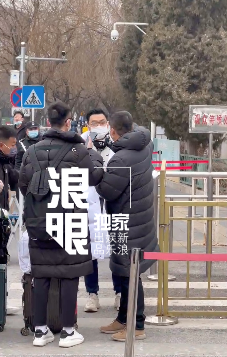 组图：2022央视春晚第一次联排 李宇春王源朱一龙等寒风中现身_55
