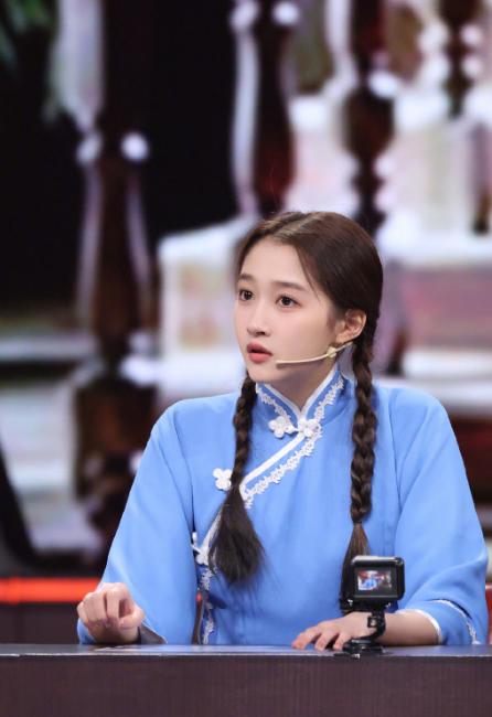 组图:关晓彤《王牌》民国风造型释出麻花辫学生装清纯复古第4张图片 组图:关晓彤《王牌》民国风造型释出麻花辫学生装清纯复古第4张图片