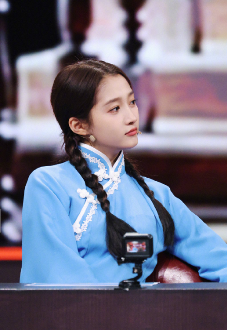 组图:关晓彤《王牌》民国风造型释出麻花辫学生装清纯复古第3张图片 组图:关晓彤《王牌》民国风造型释出麻花辫学生装清纯复古第3张图片