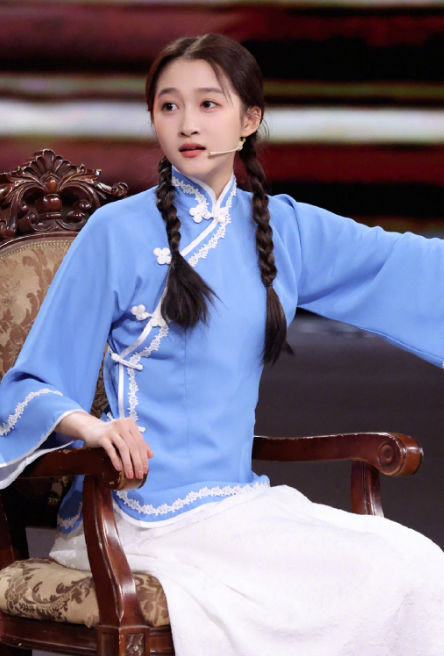组图:关晓彤《王牌》民国风造型释出麻花辫学生装清纯复古第2张图片 组图:关晓彤《王牌》民国风造型释出麻花辫学生装清纯复古第2张图片