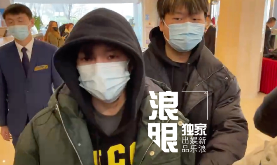 组图：2022央视春晚第一次联排 李宇春王源朱一龙等寒风中现身_6