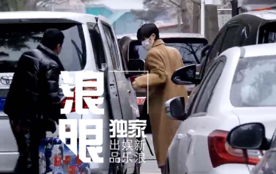 组图：2022央视春晚第一次联排 李宇春王源朱一龙等寒风中现身_0