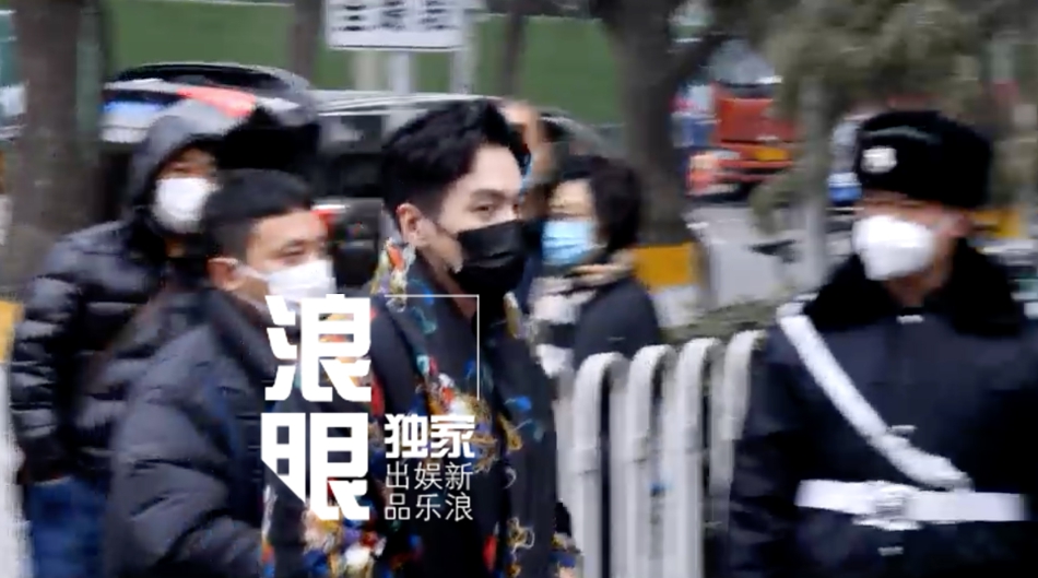 组图：2022央视春晚第一次联排 李宇春王源朱一龙等寒风中现身_20