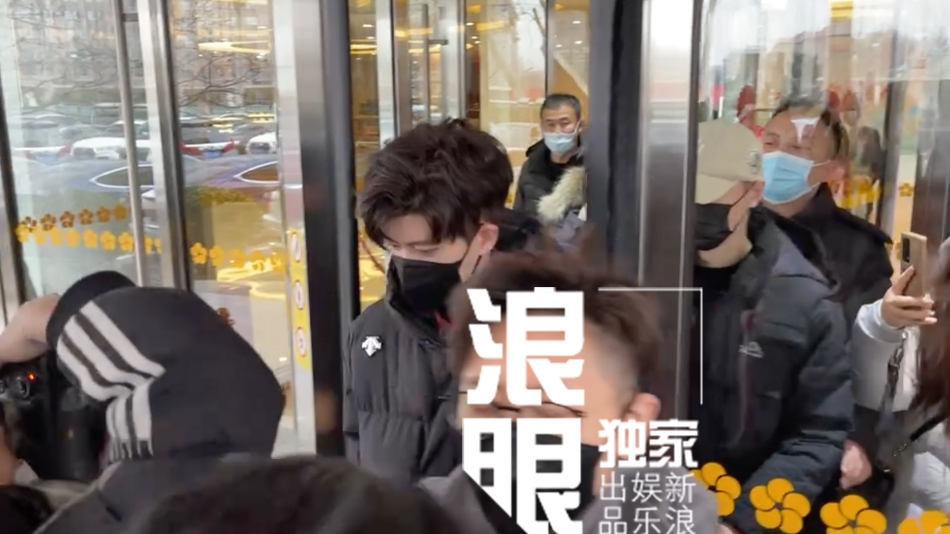 组图：2022央视春晚第一次联排 李宇春王源朱一龙等寒风中现身_23