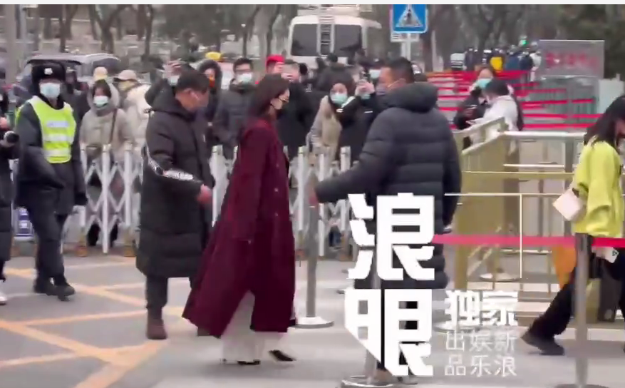 组图：2022央视春晚第一次联排 李宇春王源朱一龙等寒风中现身_5
