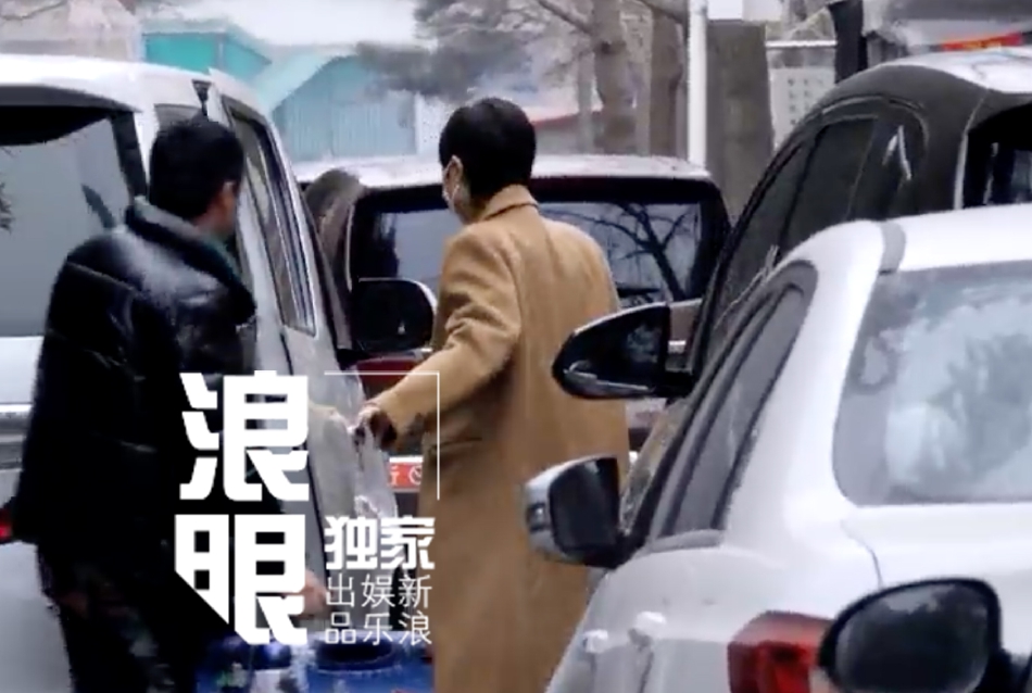 组图：2022央视春晚第一次联排 李宇春王源朱一龙等寒风中现身_1