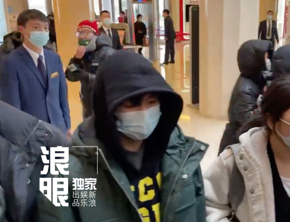 组图：2022央视春晚第一次联排 李宇春王源朱一龙等寒风中现身_7