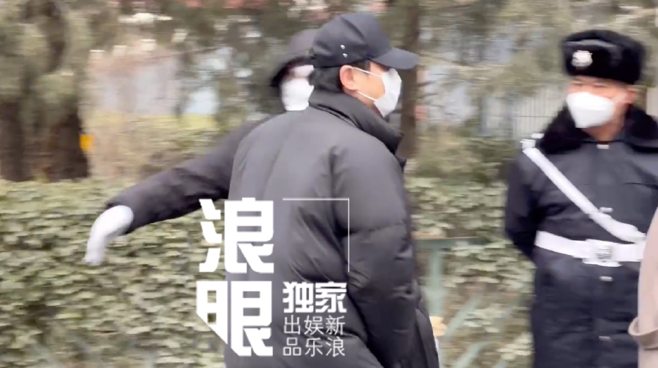 组图：2022央视春晚第一次联排 李宇春王源朱一龙等寒风中现身_25