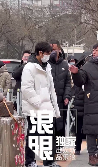 组图：2022央视春晚第一次联排 李宇春王源朱一龙等寒风中现身_47