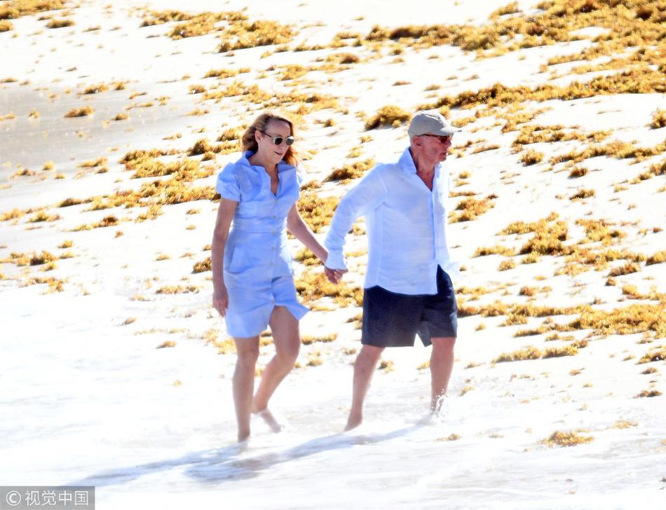 默多克(rupert murdoch)和女友杰瑞·霍尔(jerry hall)海边散步