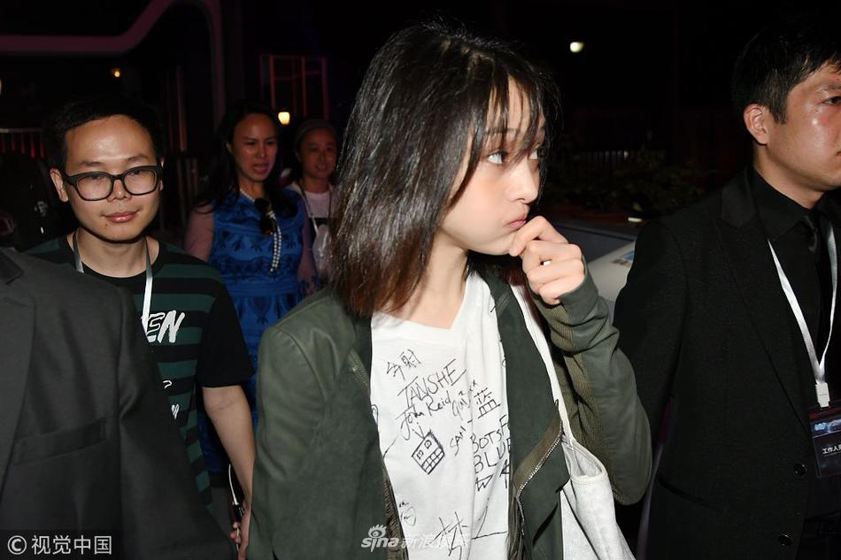 组图:郑爽背环保袋一张素颜走天下 获众保镖护