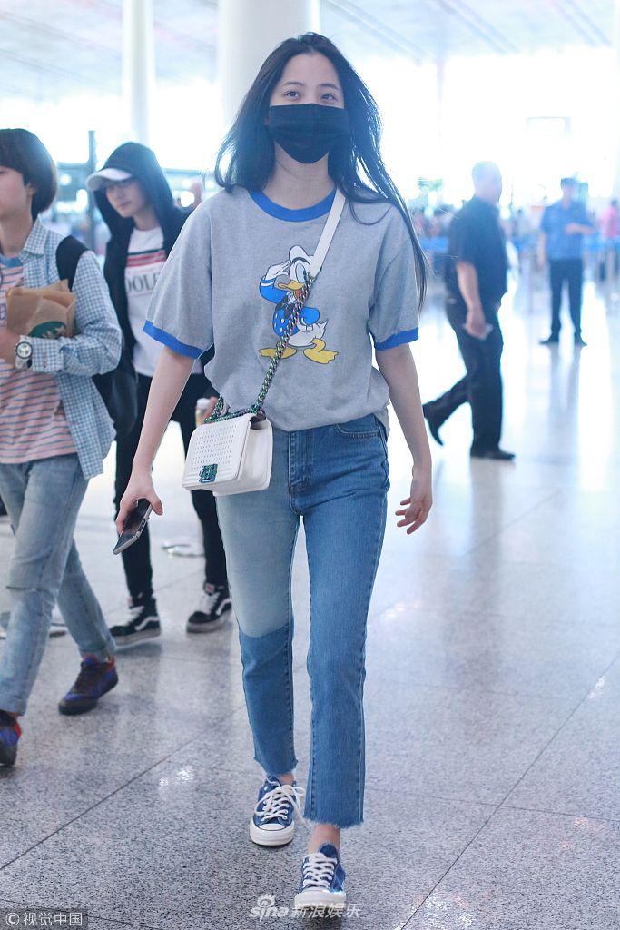 组图:18岁也是宝宝!欧阳娜娜穿“唐老鸭”童心满满