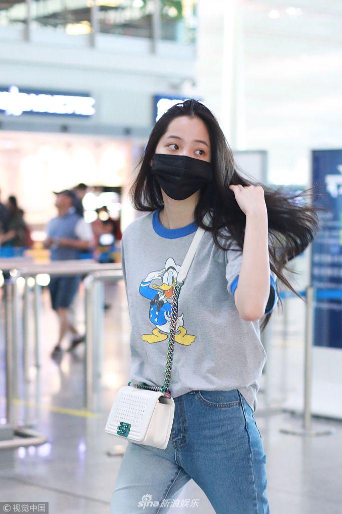 组图:18岁也是宝宝!欧阳娜娜穿“唐老鸭”童心满满