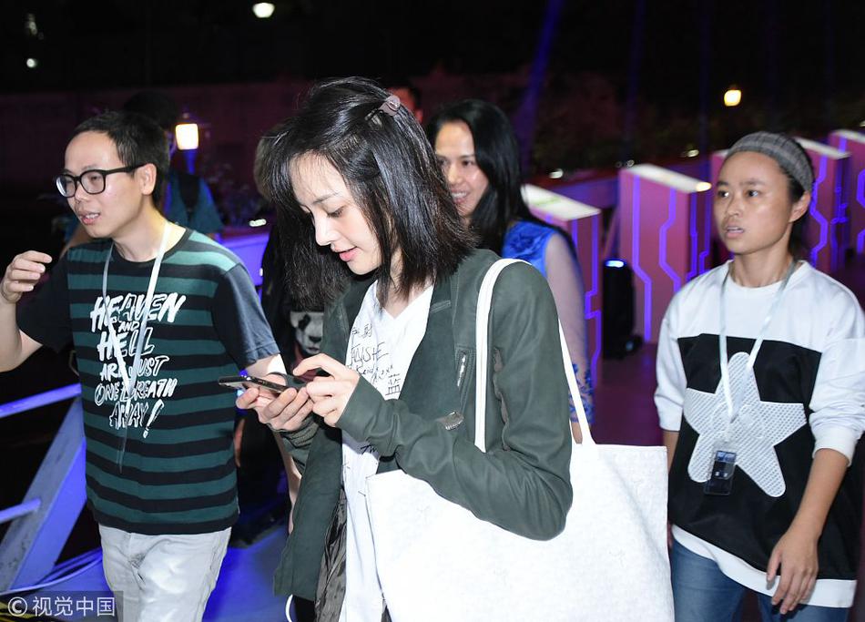 组图:郑爽背环保袋一张素颜走天下 获众保镖护