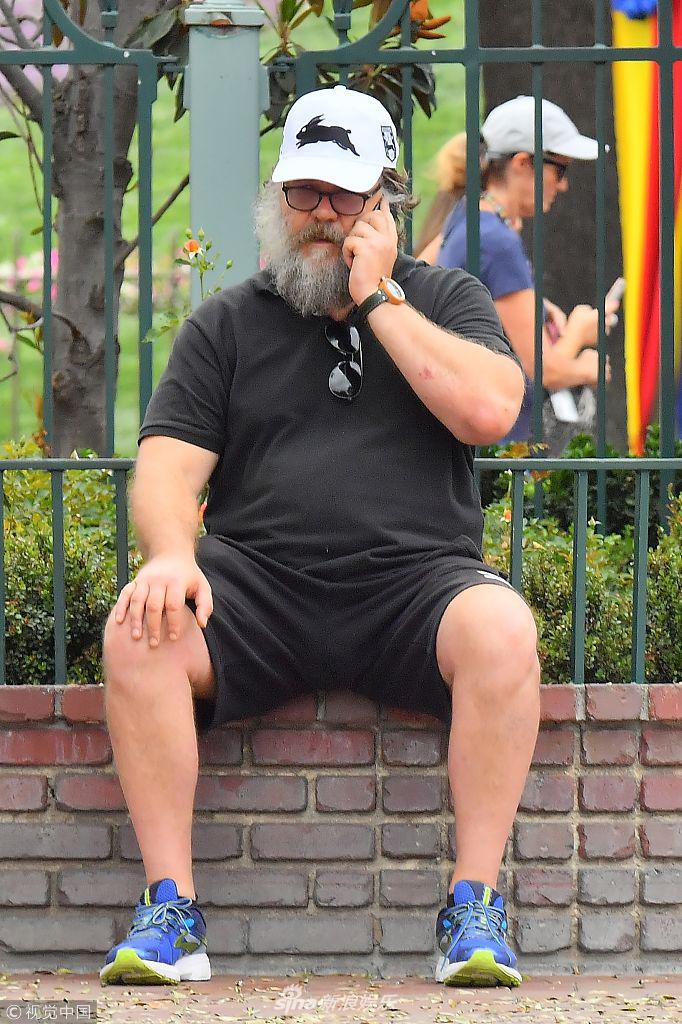 组图:拉塞尔·克劳肚圆腿粗惨不忍睹 满脸络腮胡"开枪"怼狗仔