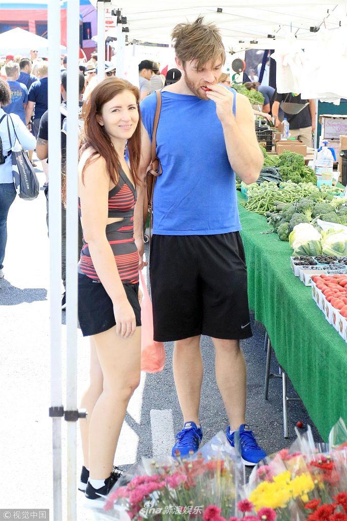 组图:连姆·麦肯泰尔和妻子购物 发型不修边幅街边吃草莓