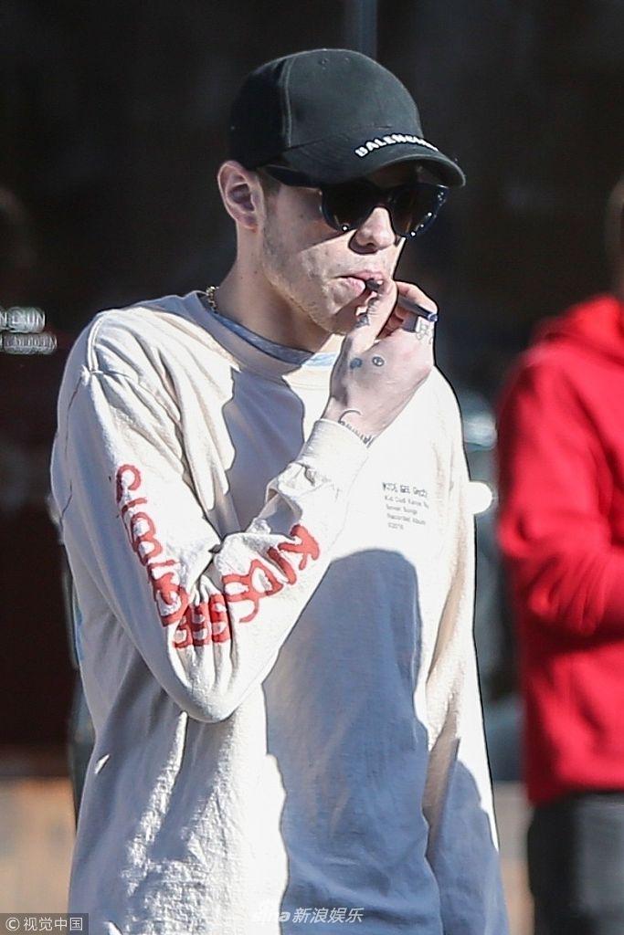 组图:皮特·戴维森街头叼烟个性不羁 一身休闲造型酷劲十足