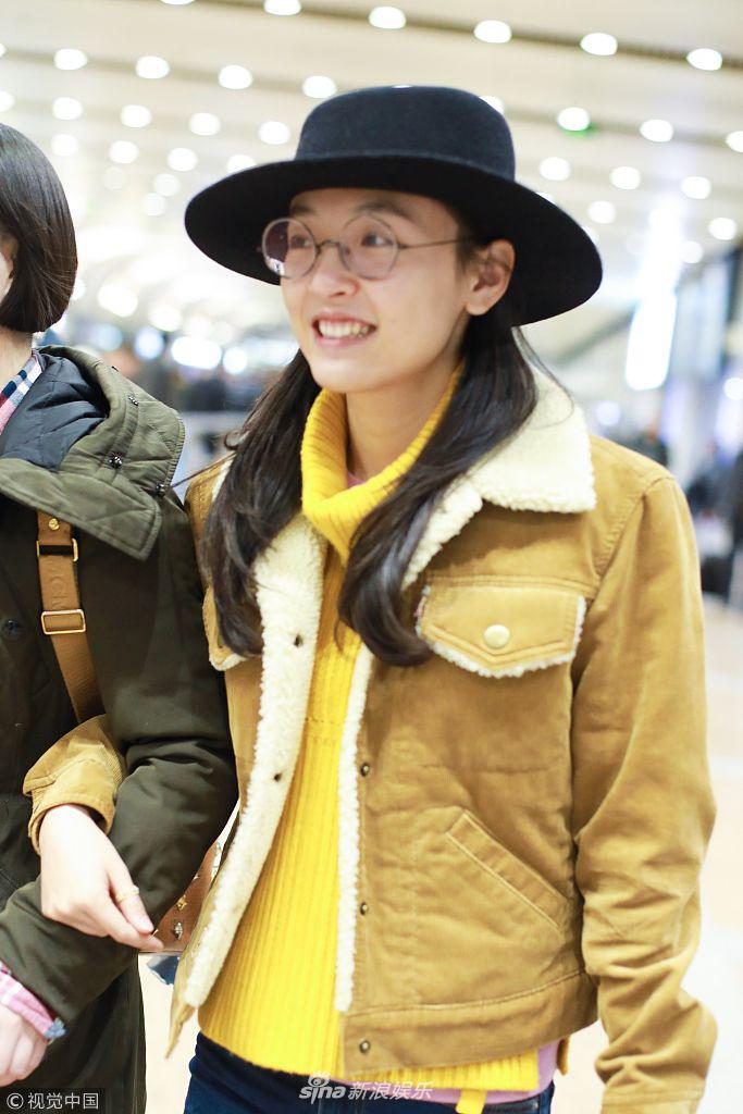 02 15:07:44 3 4 新浪娱乐讯 2019年4月2日,北京,吴倩现身机场.