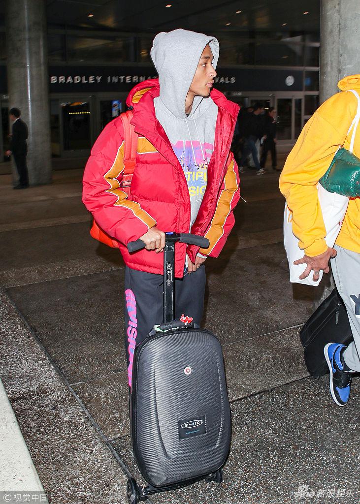 机场推行李箱走路 IAhs-htwhfzt0988879.jpg
