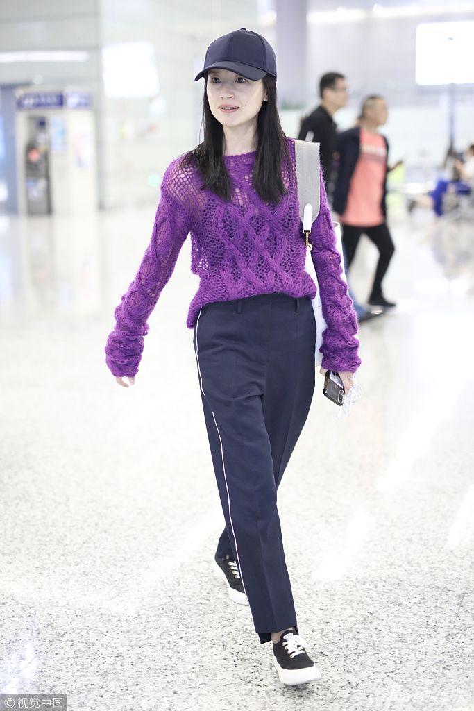 组图：“富察皇后”董洁穿紫色镂空毛衣进入秋天模式