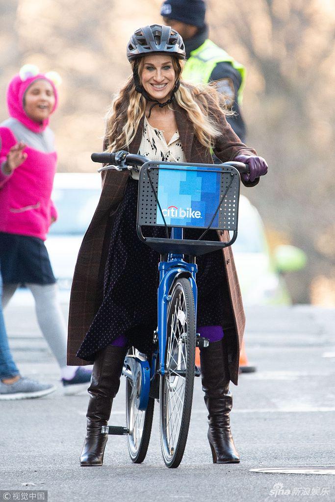 穿风衣骑自行车_骑自行车卡通图片