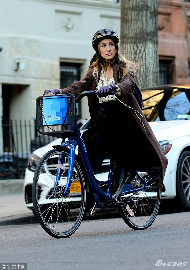 穿风衣骑自行车_骑自行车卡通图片