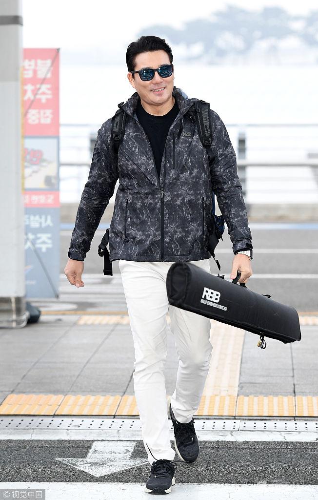组图:李太坤简约造型现身机场 步态潇洒十足运动型男一枚