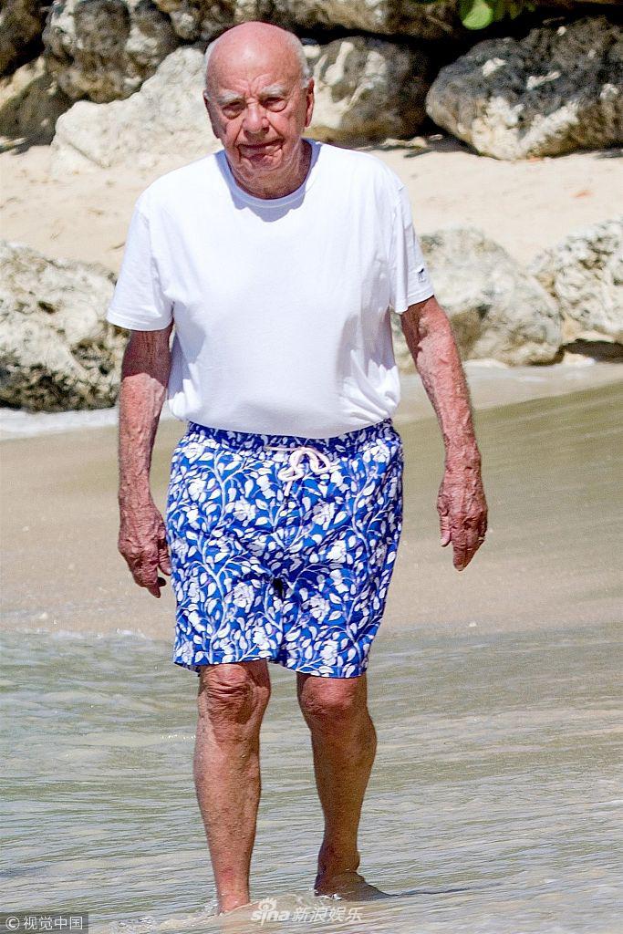 当地时间2019年1月4日,巴巴多斯岛,默多克(rupert murdoch)海边游泳