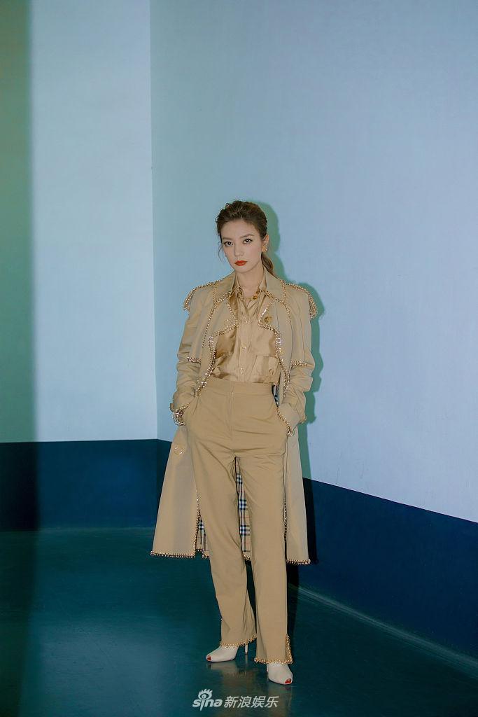 赵薇风衣造型演绎春日率性浪漫 露甜笑侧颜惊艳