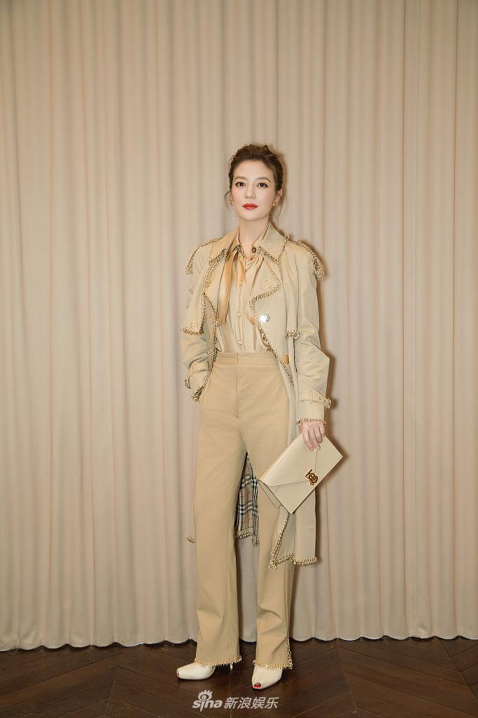 赵薇风衣造型演绎春日率性浪漫 露甜笑侧颜惊艳