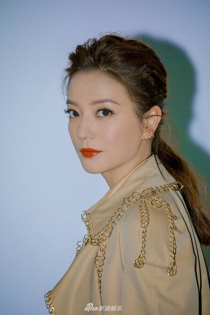 赵薇风衣造型演绎春日率性浪漫 露甜笑侧颜惊艳